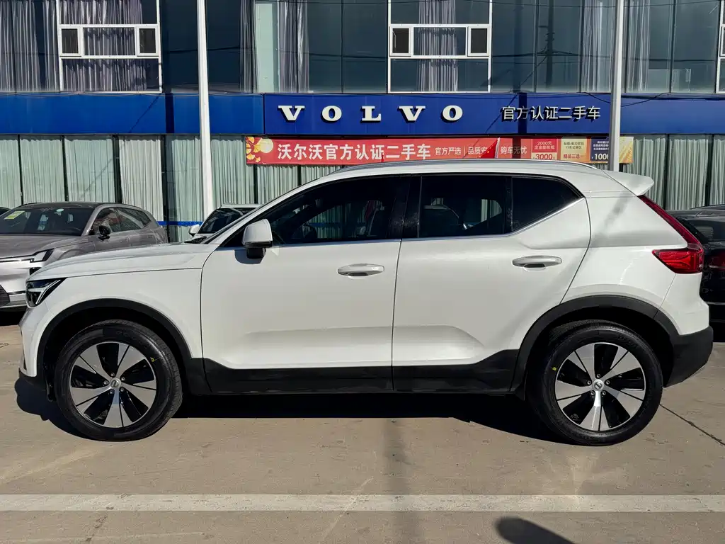 Volvo XC40 — фото 9