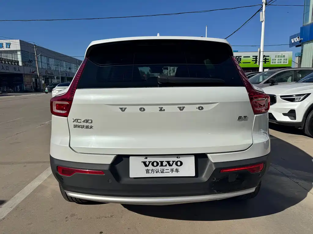 Volvo XC40 — фото 10