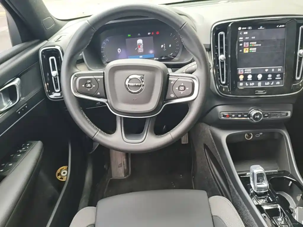 Volvo XC40 — фото 11
