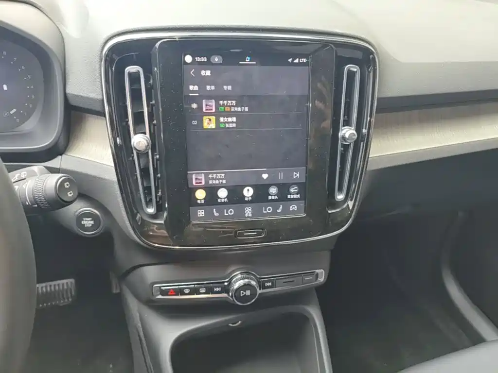 Volvo XC40 — фото 13