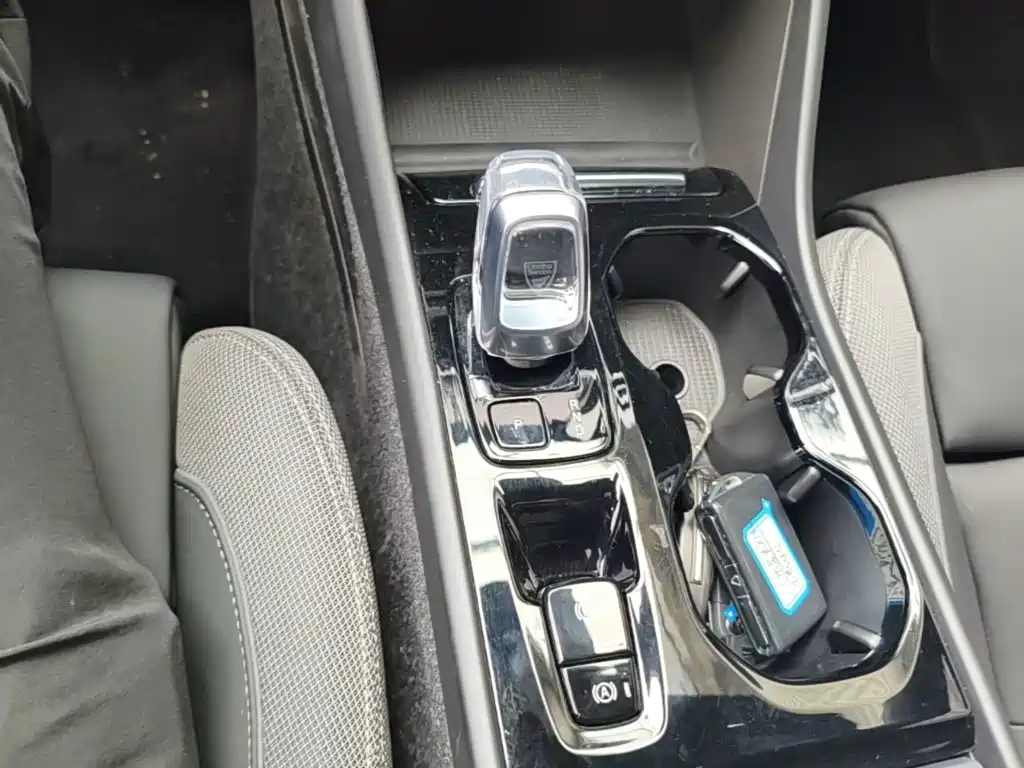 Volvo XC40 — фото 14