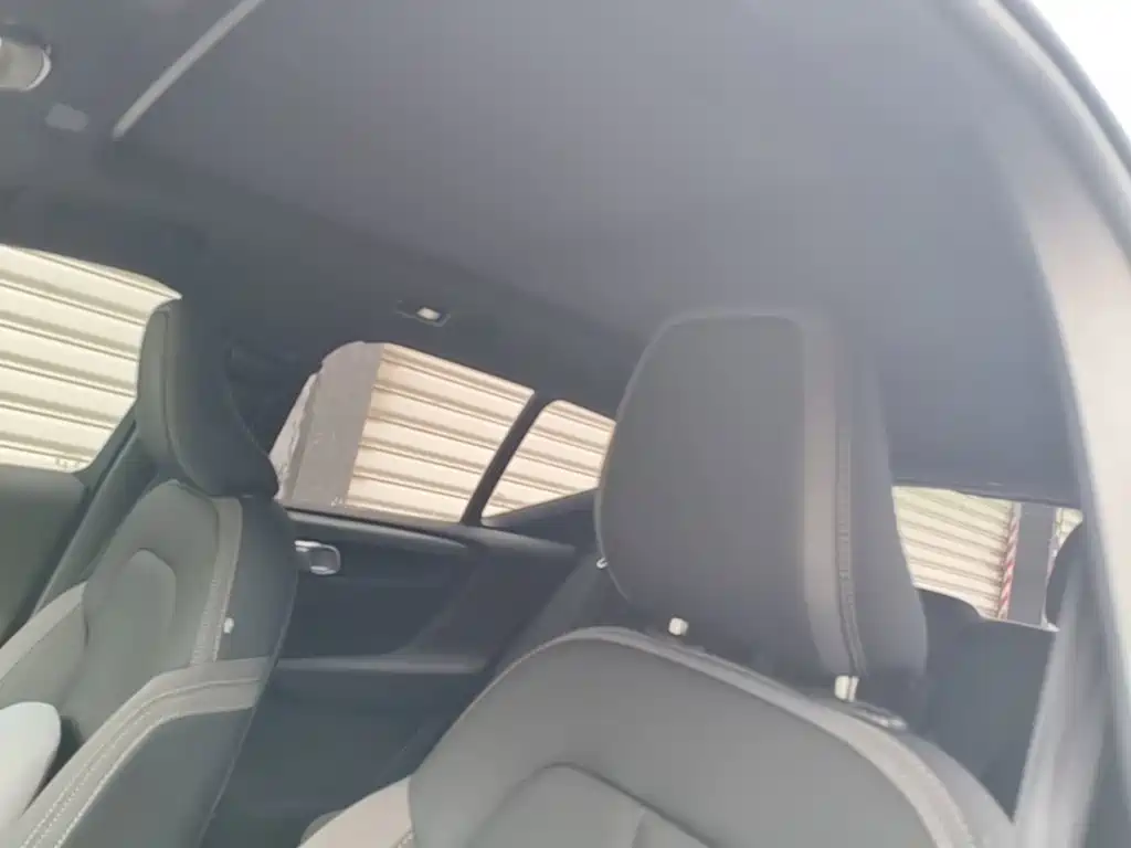 Volvo XC40 — фото 18