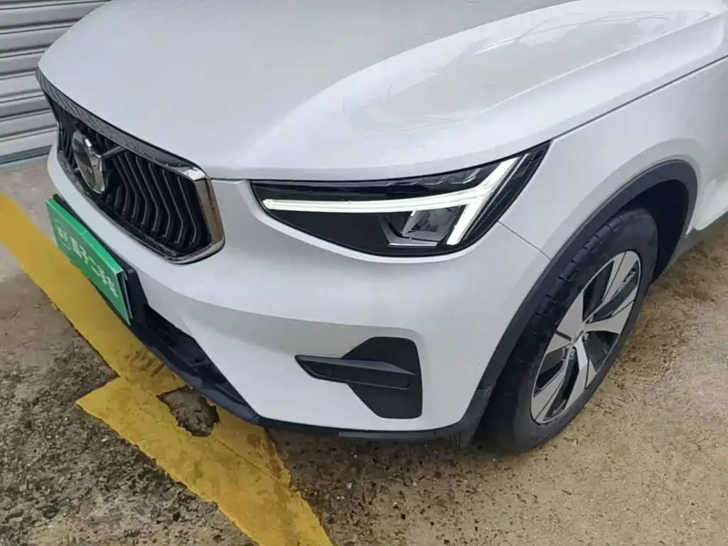 Volvo XC40 — фото 24