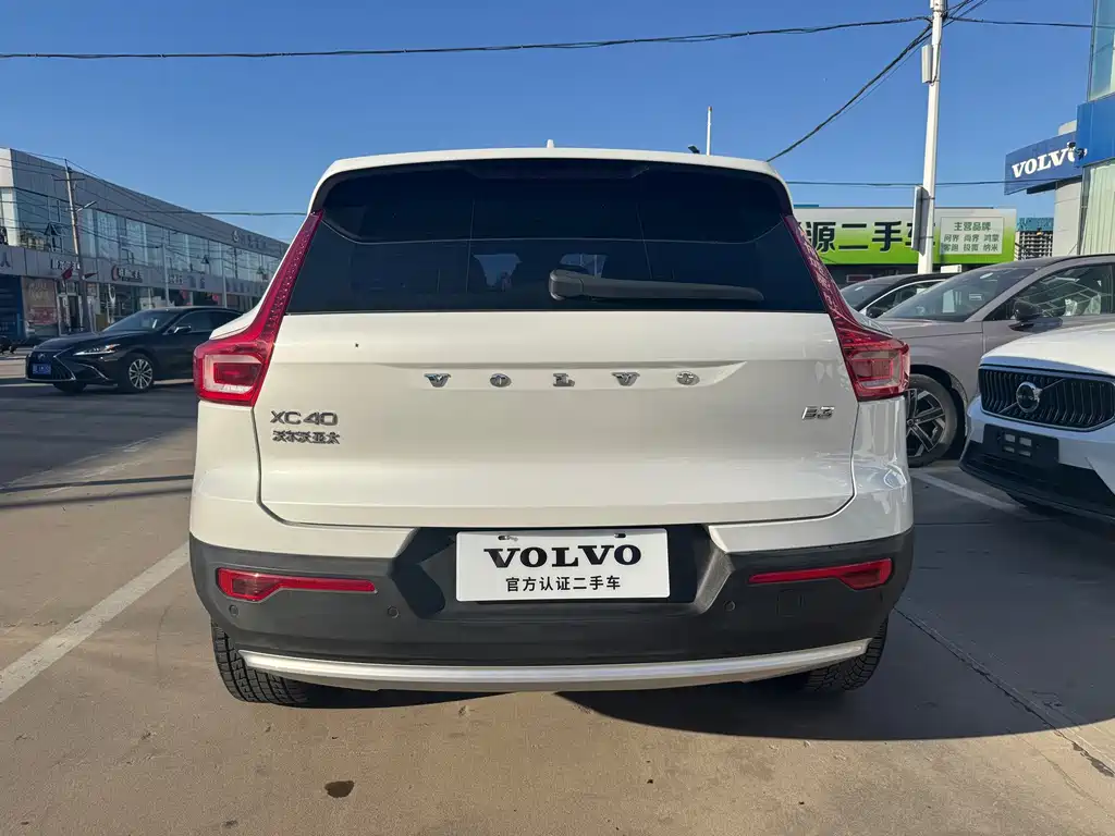 Volvo XC40 — фото 9