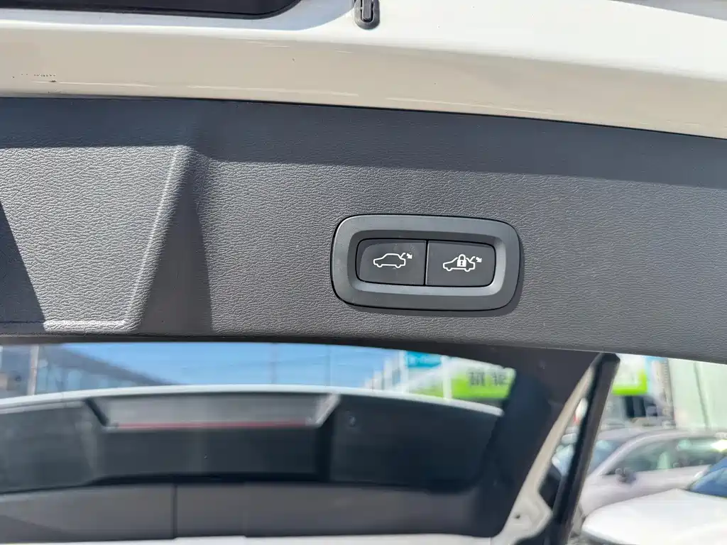 Volvo XC40 — фото 10