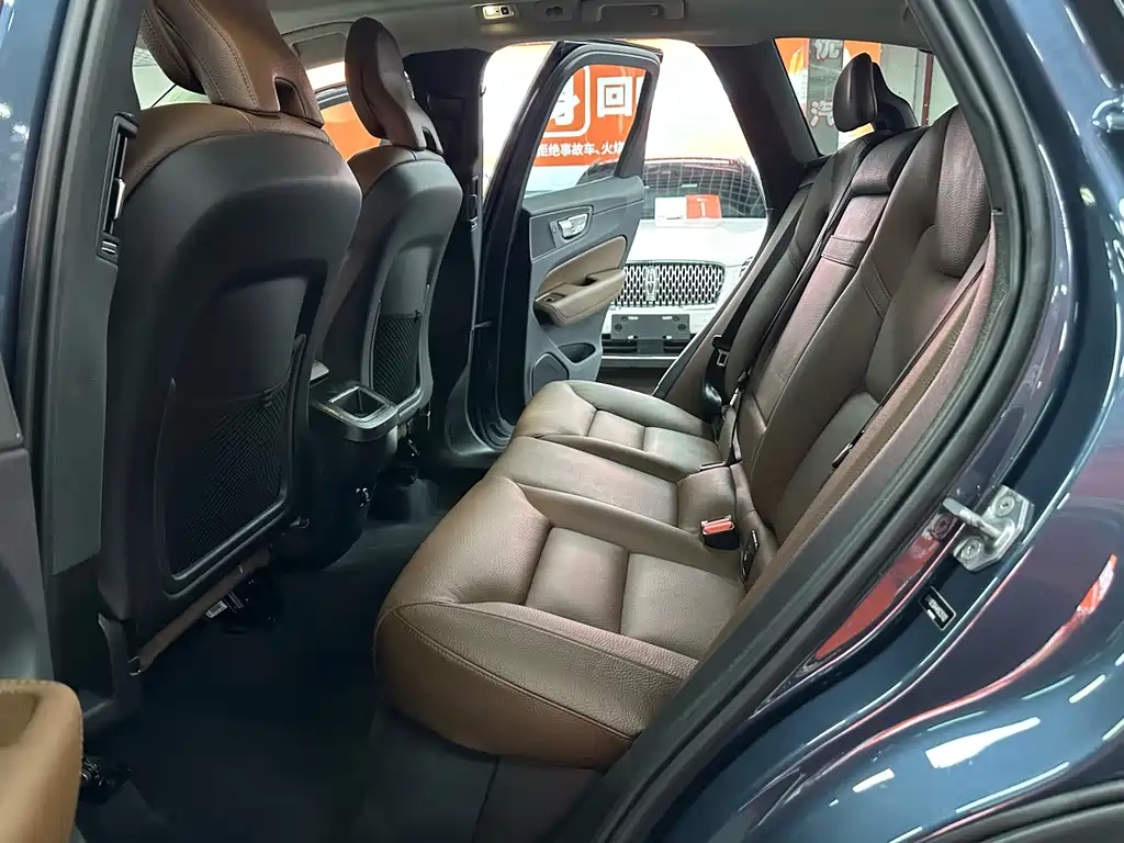 Volvo XC60 — фото 10