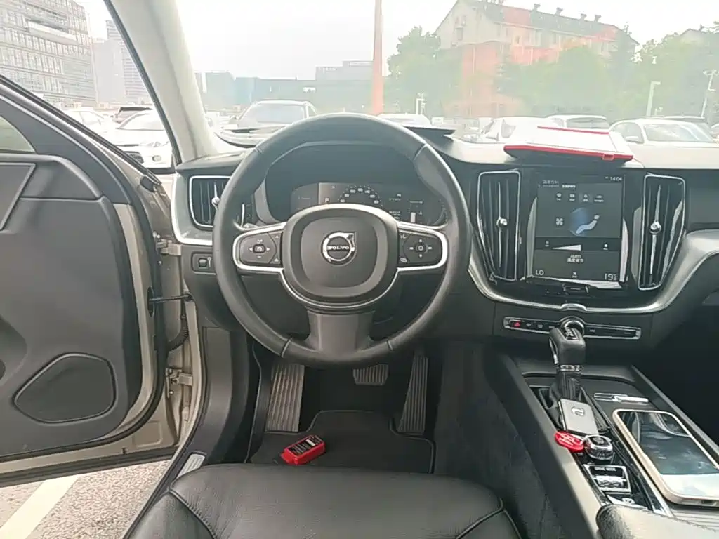 Volvo XC60 — фото 11