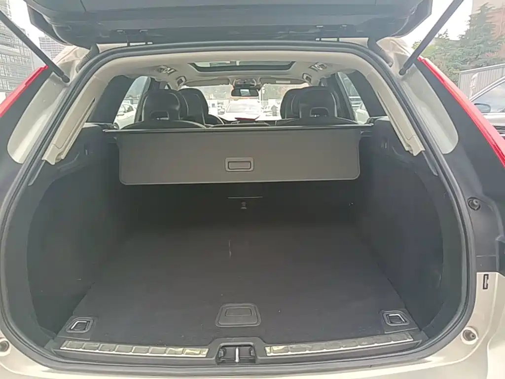 Volvo XC60 — фото 19