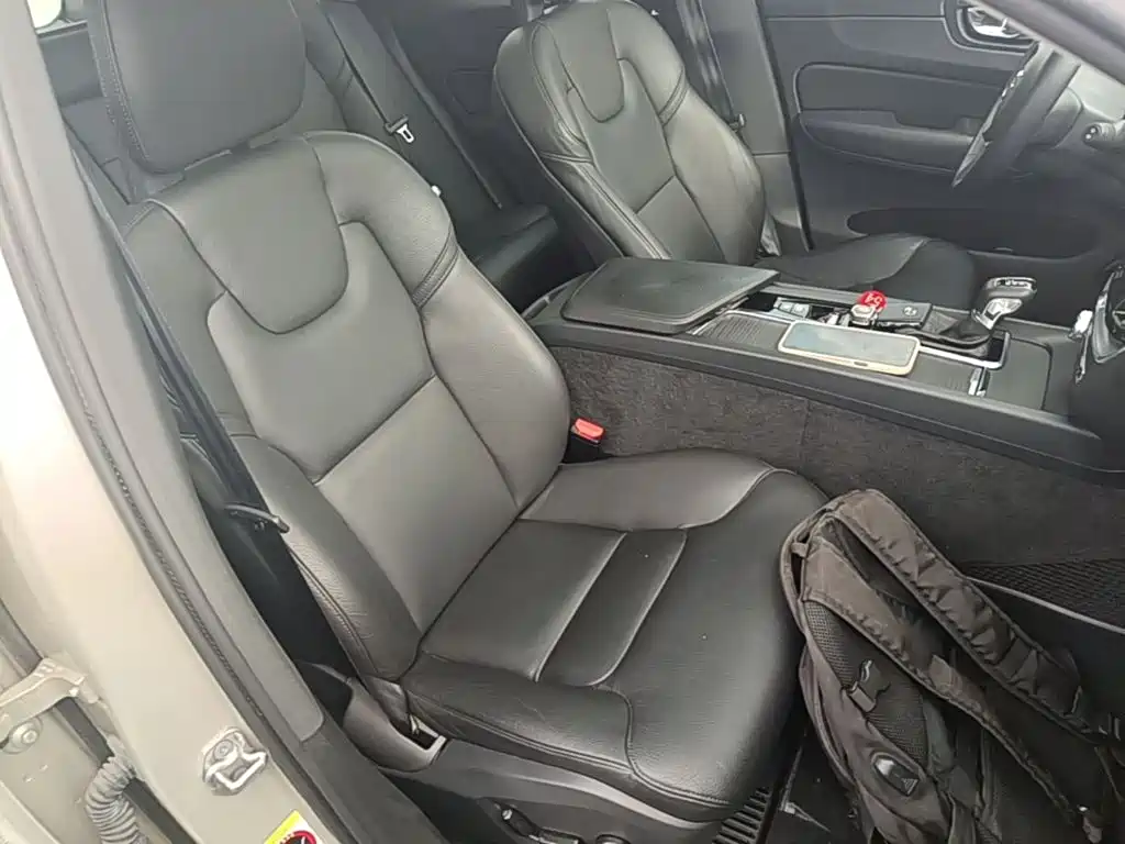 Volvo XC60 — фото 25