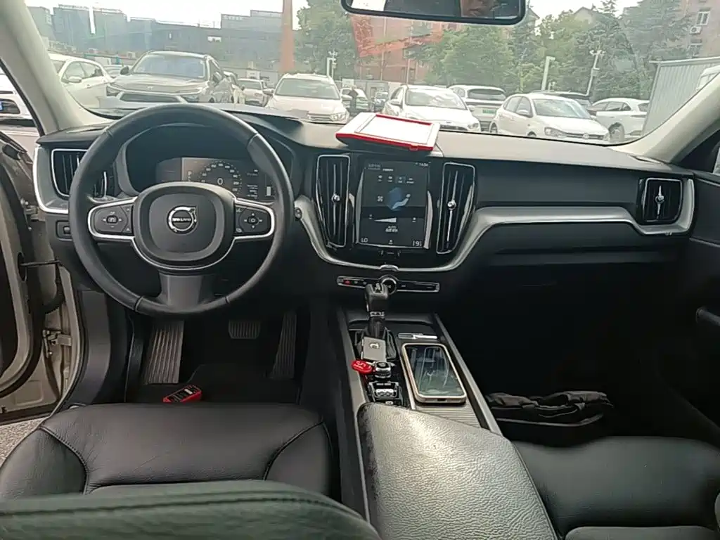 Volvo XC60 — фото 10