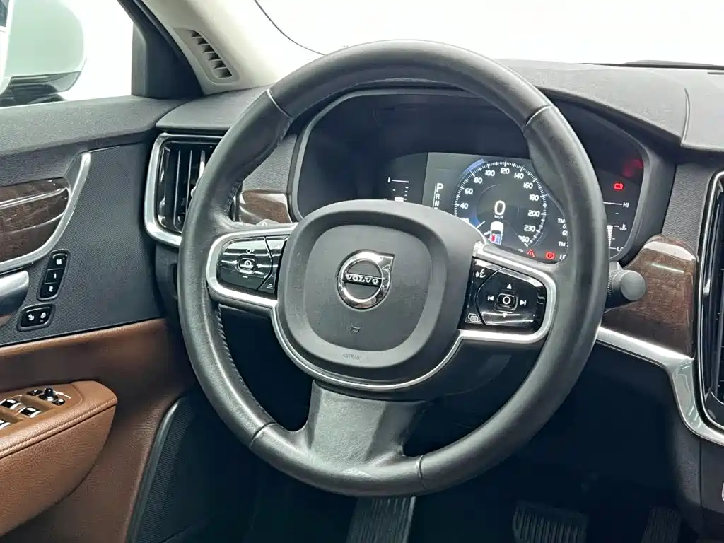 Volvo S90 — фото 21