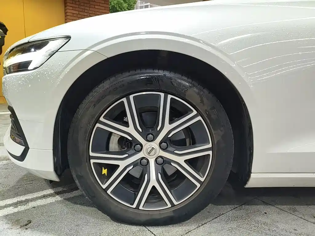 Volvo S60 — фото 15