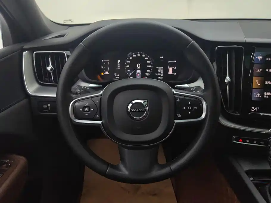 Volvo XC60 — фото 15