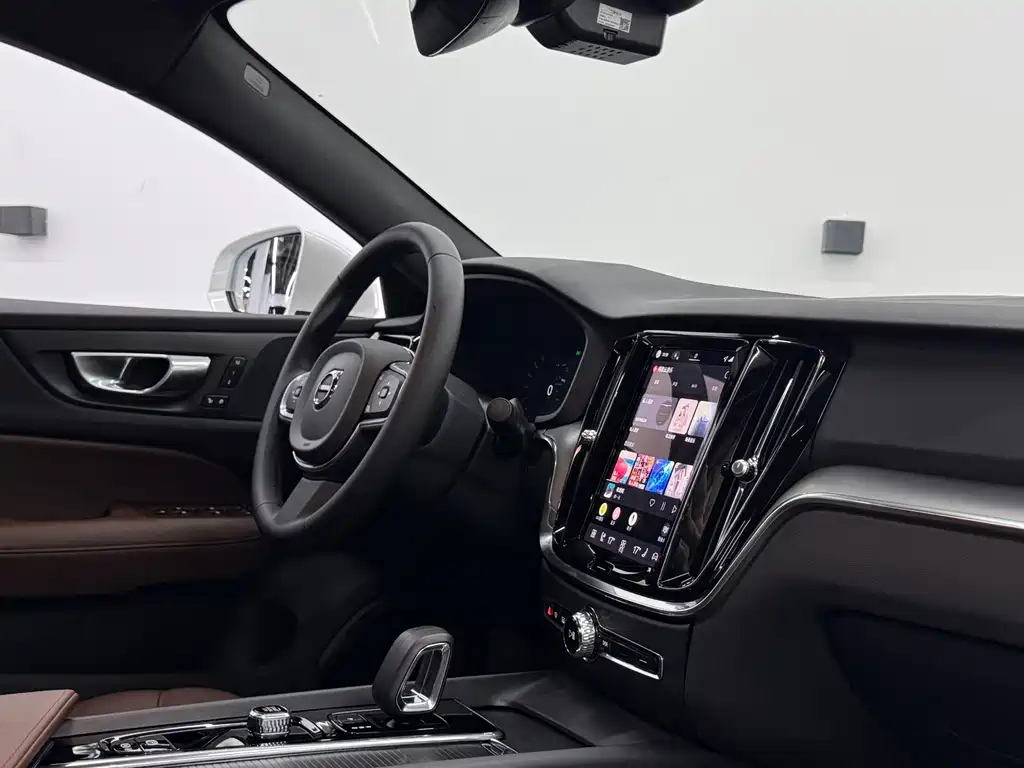 Volvo S60 — фото 10