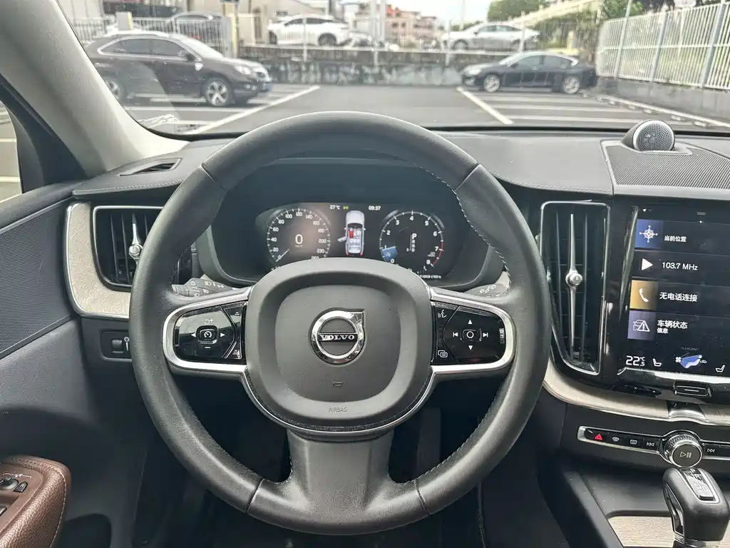 Volvo XC60 — фото 8