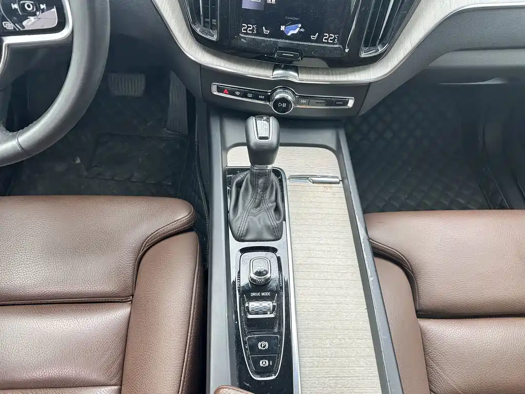 Volvo XC60 — фото 10