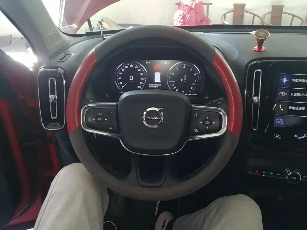 Volvo XC40 — фото 11