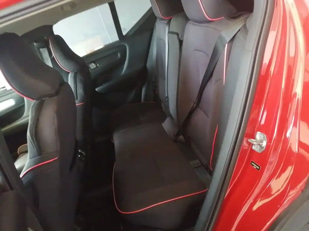 Volvo XC40 — фото 17
