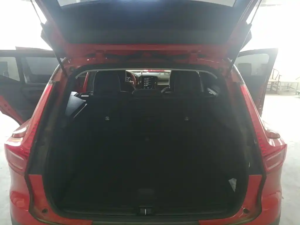 Volvo XC40 — фото 19