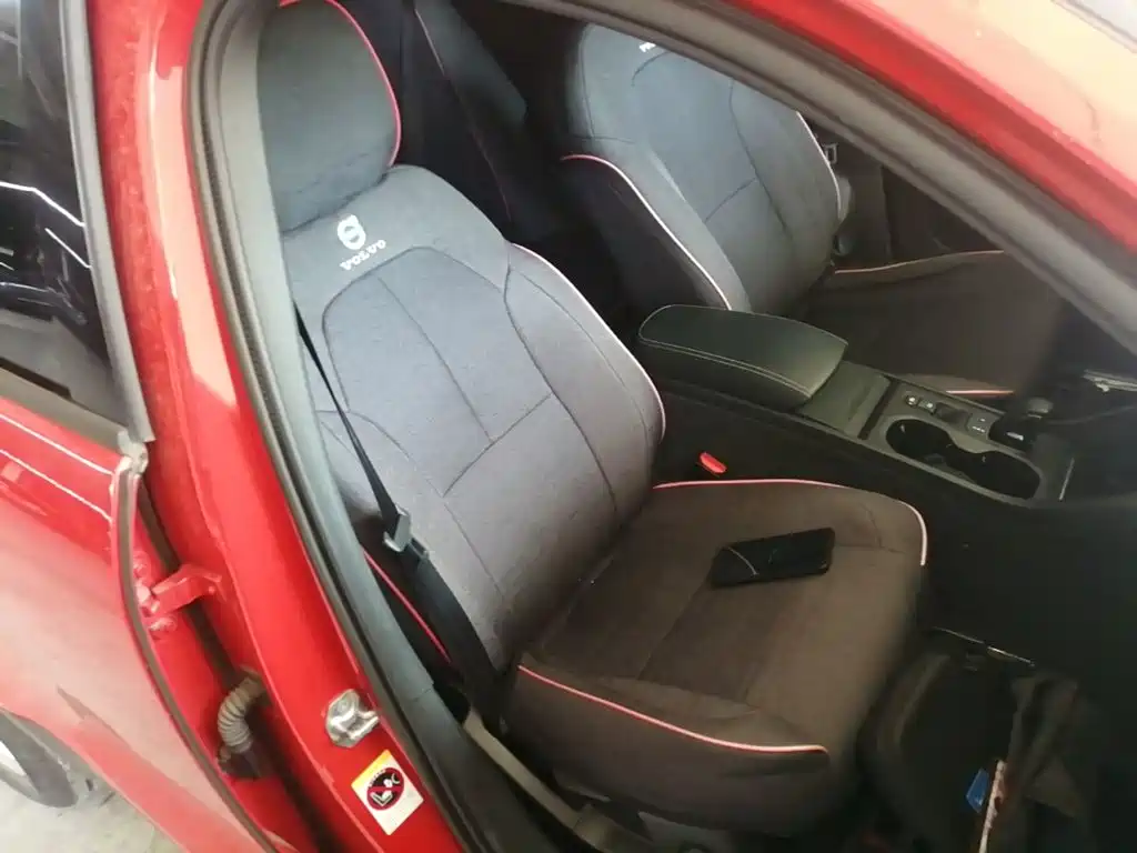 Volvo XC40 — фото 25