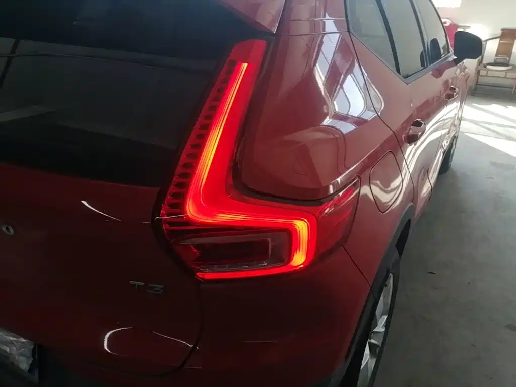 Volvo XC40 — фото 8