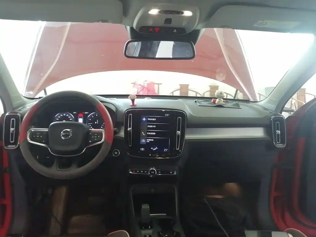 Volvo XC40 — фото 10