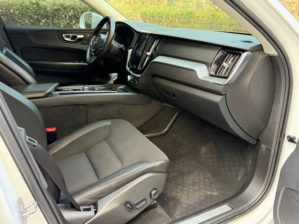 Volvo XC60 — фото 13