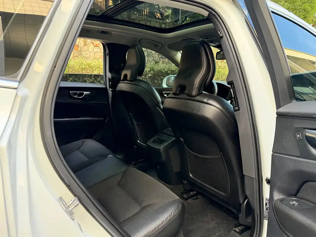 Volvo XC60 — фото 14