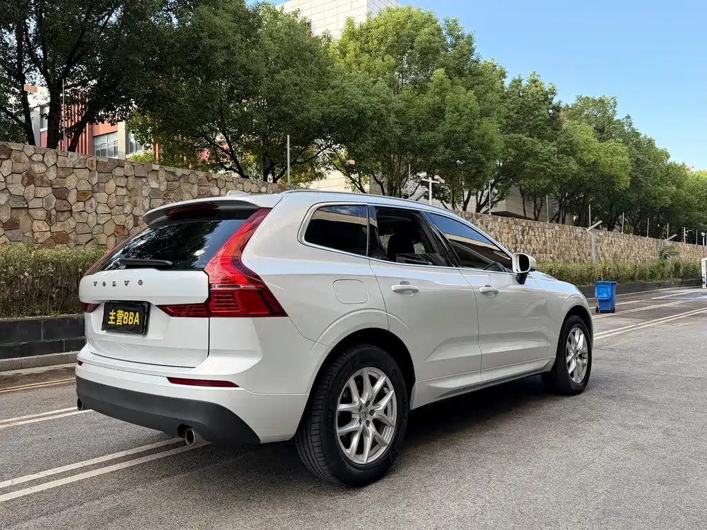 Volvo XC60 — фото 17