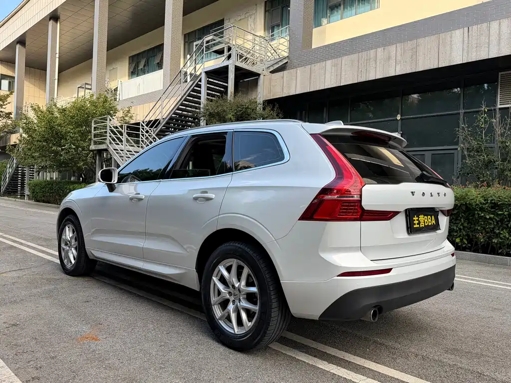 Volvo XC60 — фото 19
