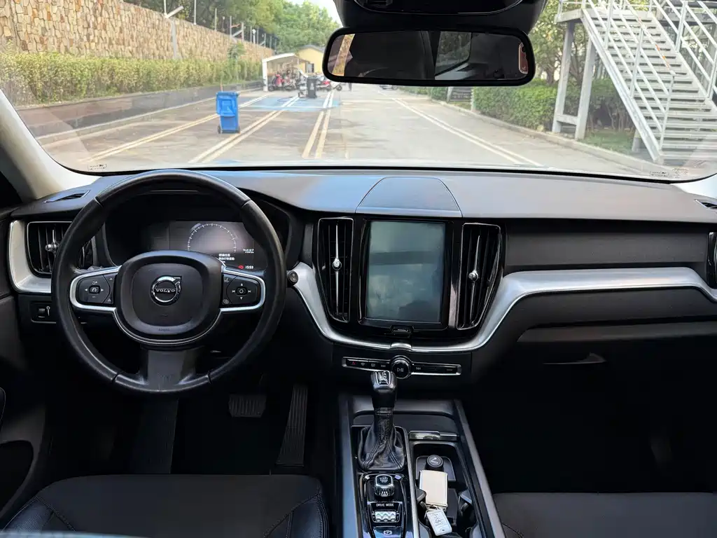 Volvo XC60 — фото 10
