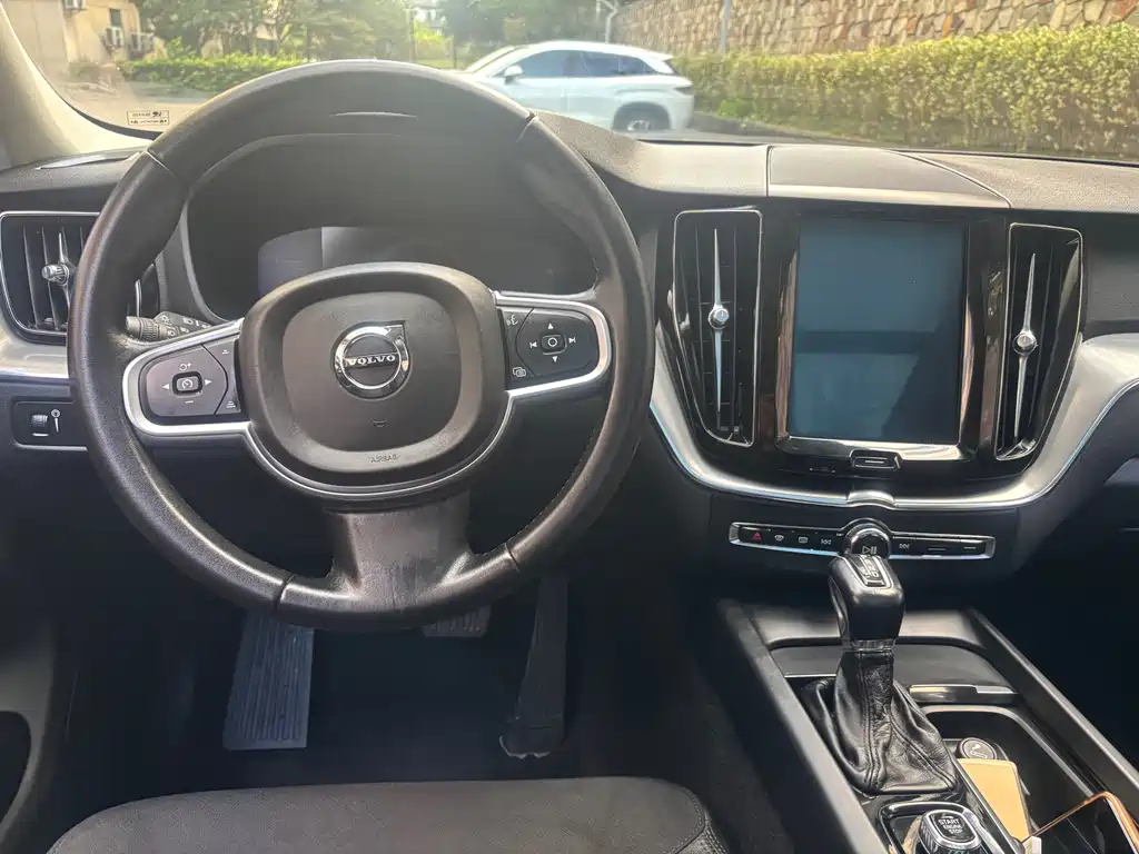 Volvo XC60 — фото 11