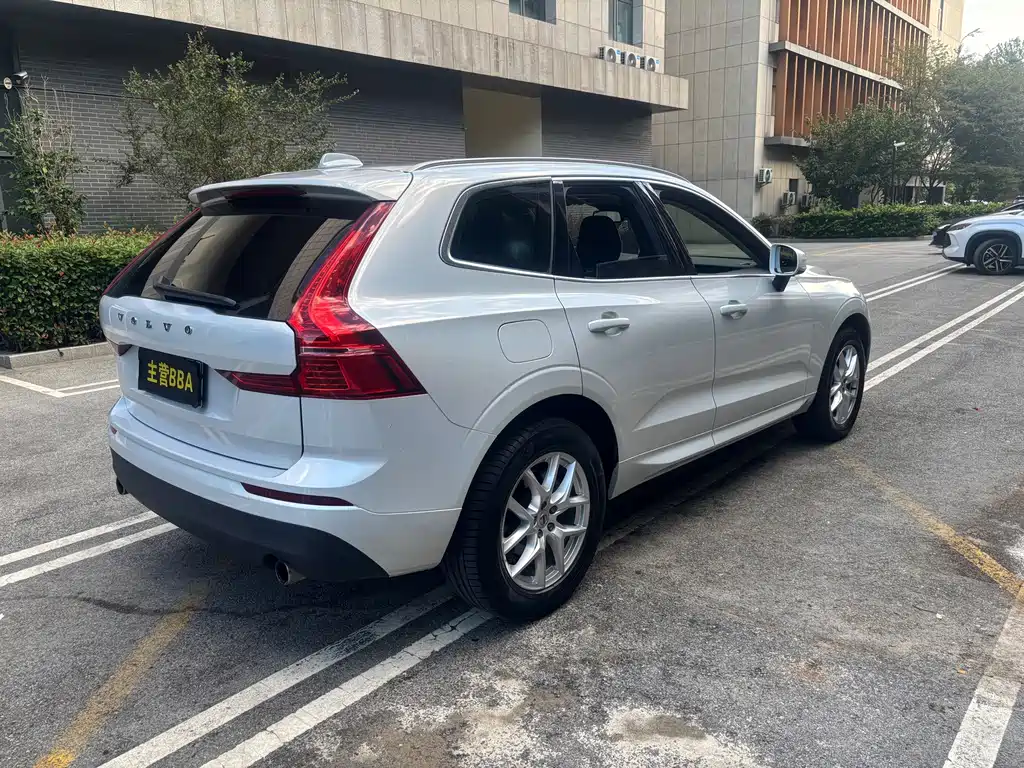 Volvo XC60 — фото 19