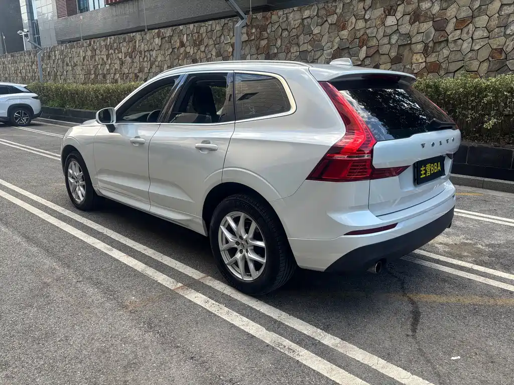 Volvo XC60 — фото 21