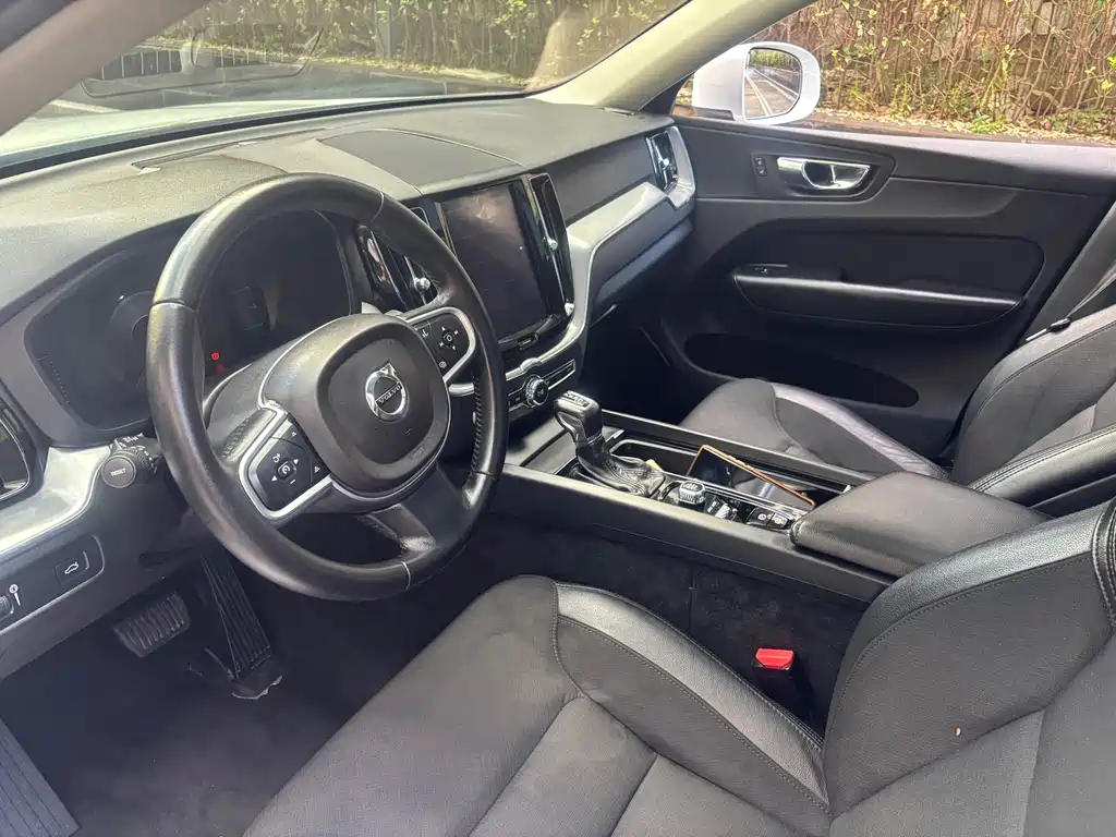 Volvo XC60 — фото 10