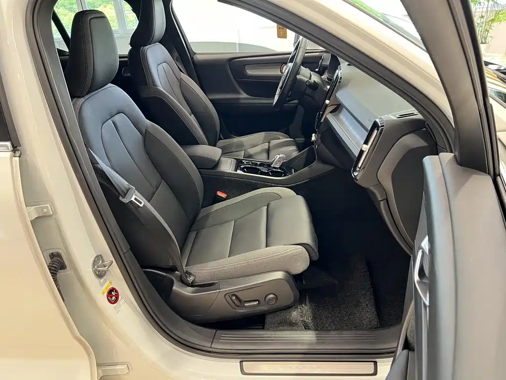 Volvo XC40 — фото 11