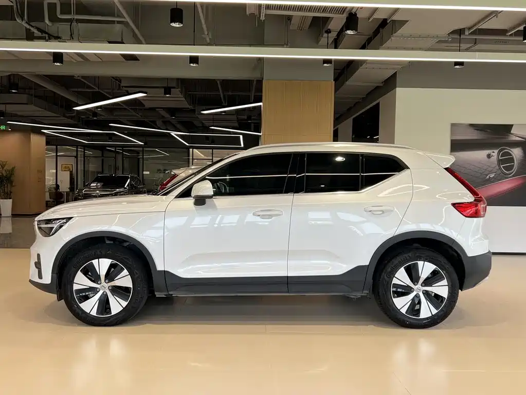 Volvo XC40 — фото 4