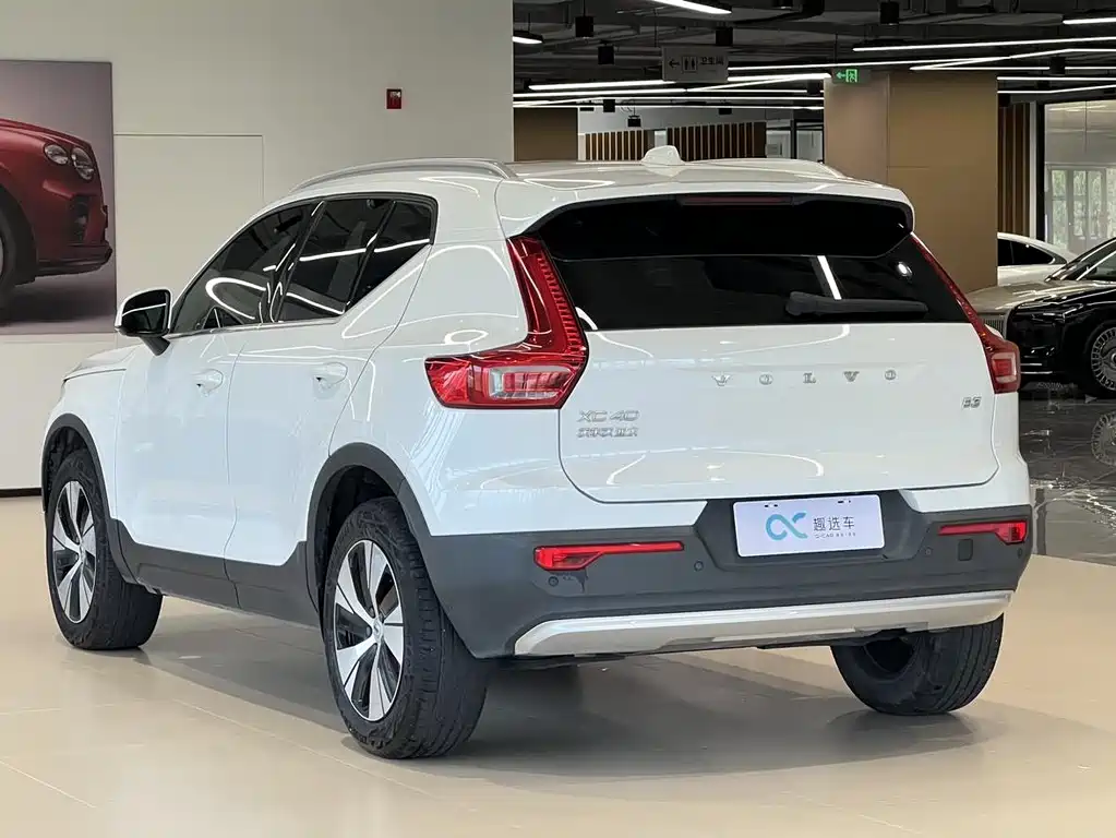 Volvo XC40 — фото 5