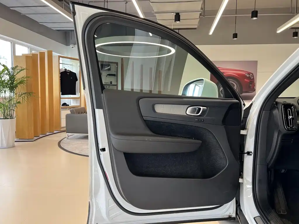 Volvo XC40 — фото 7