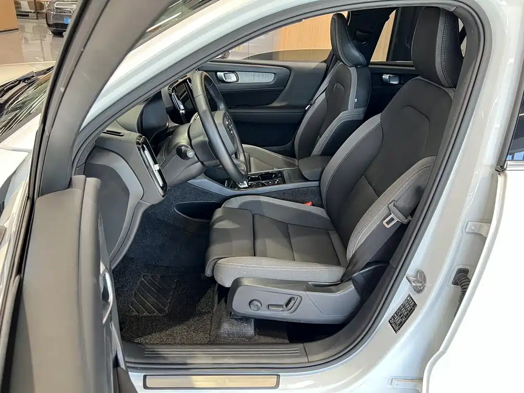 Volvo XC40 — фото 9