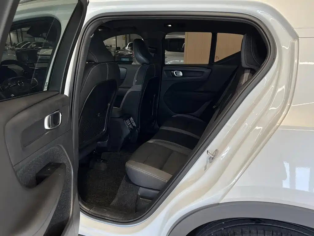 Volvo XC40 — фото 10