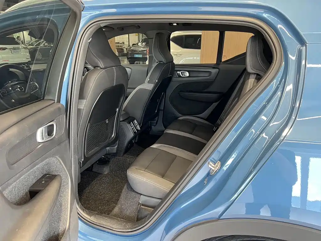 Volvo XC40 — фото 11