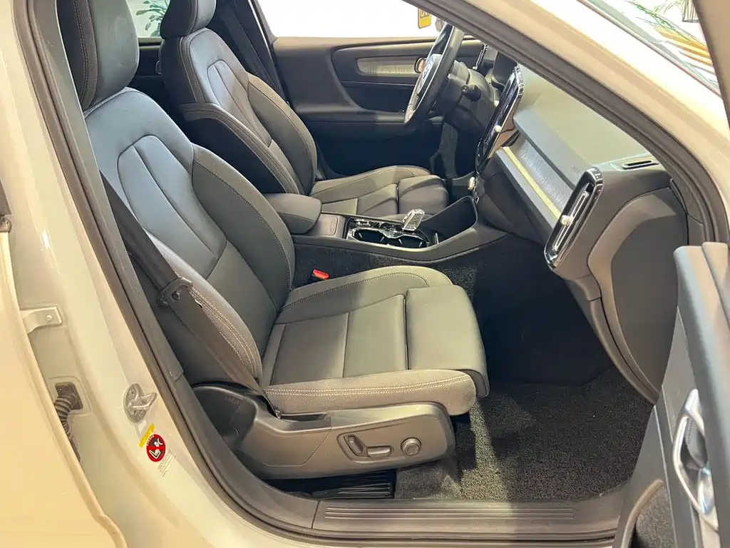 Volvo XC40 — фото 11