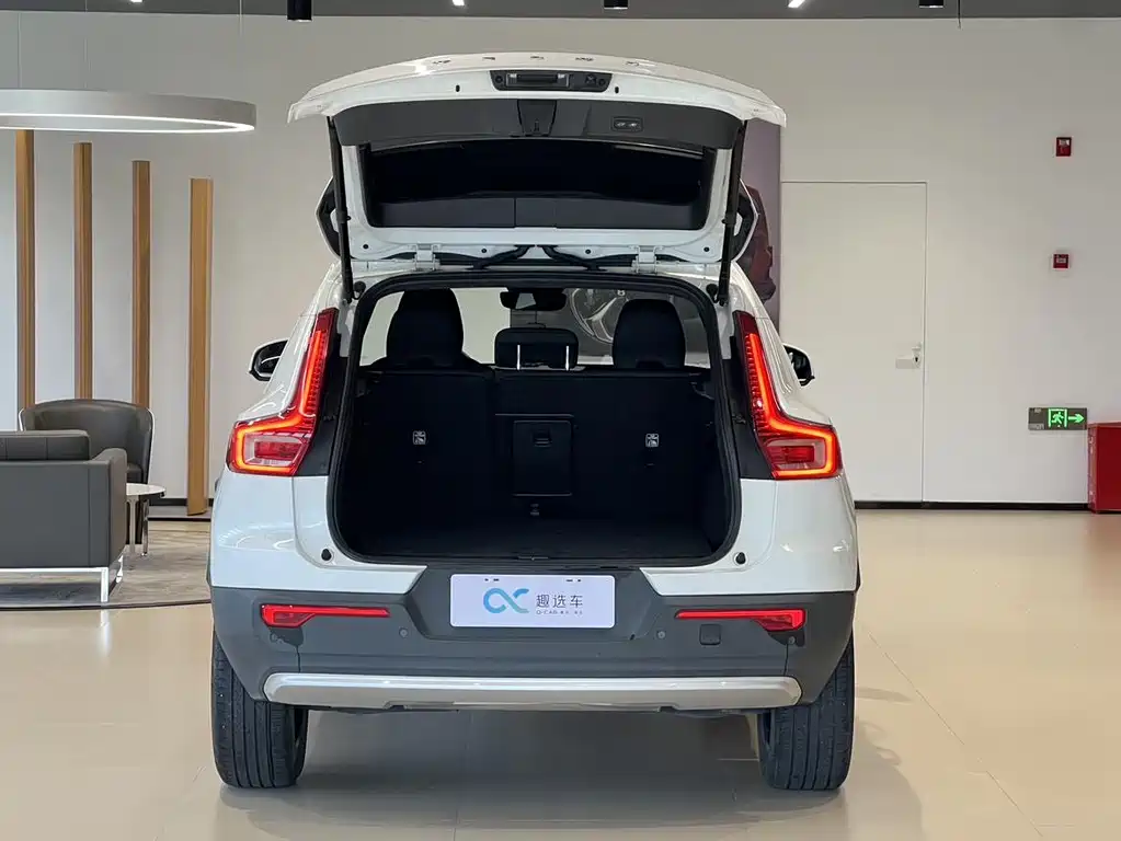 Volvo XC40 — фото 16