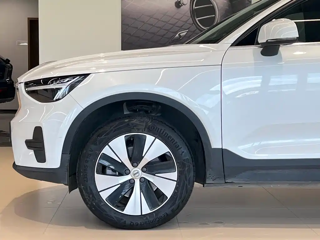 Volvo XC40 — фото 4