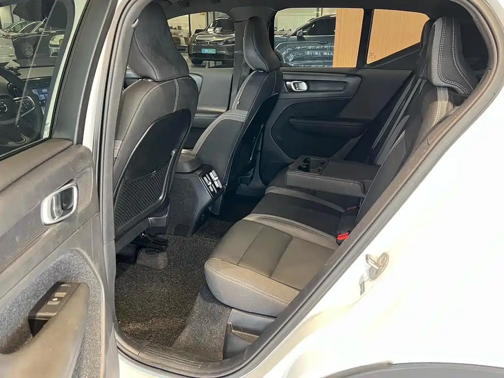 Volvo XC40 — фото 10