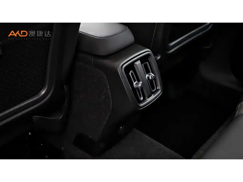Volvo XC40 — фото 9