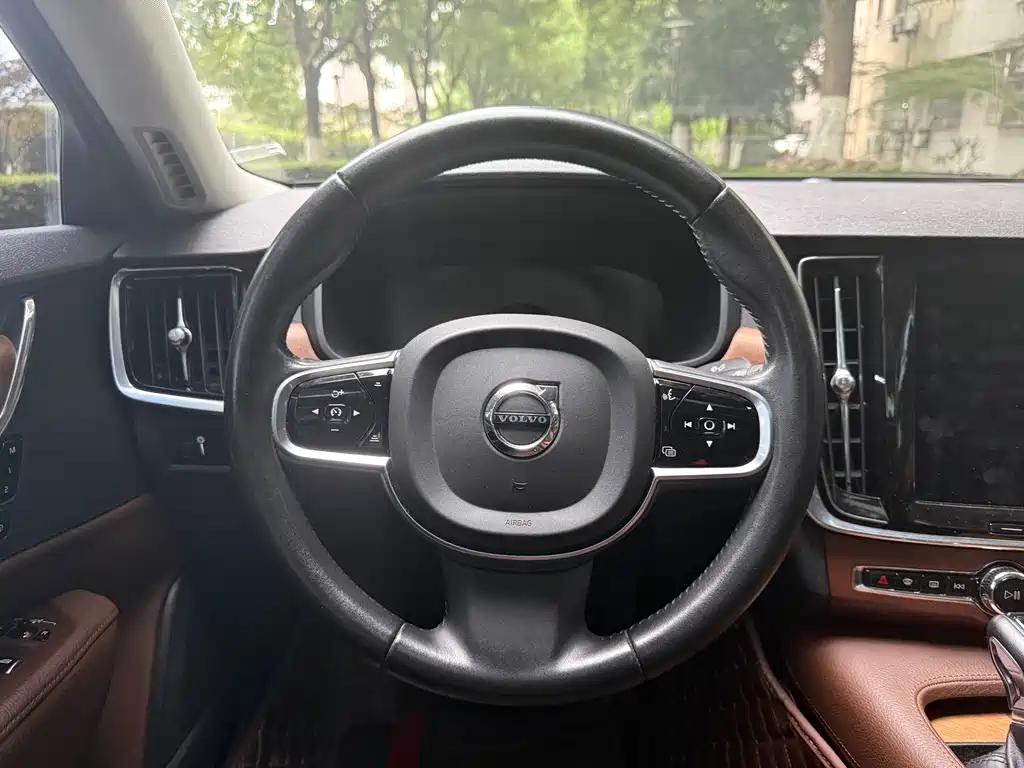 Volvo S90 — фото 20