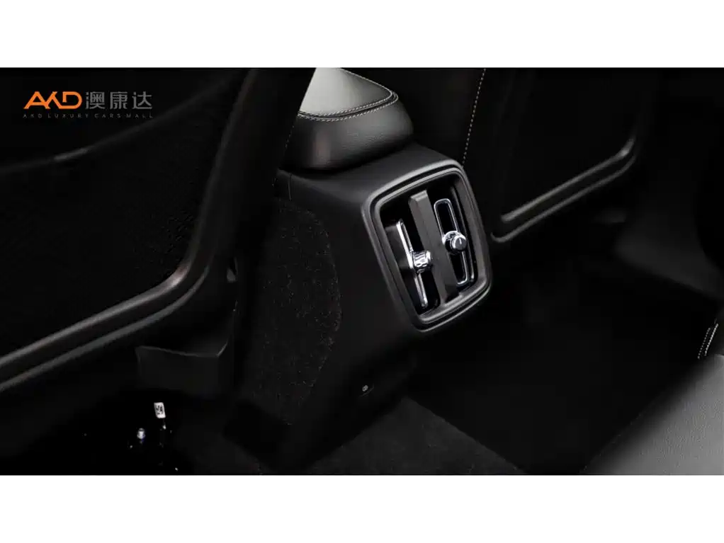 Volvo XC40 — фото 9