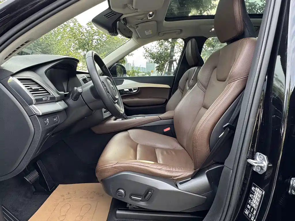 Volvo XC90 — фото 10